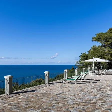 Villa Meraviglia 8, Emma *