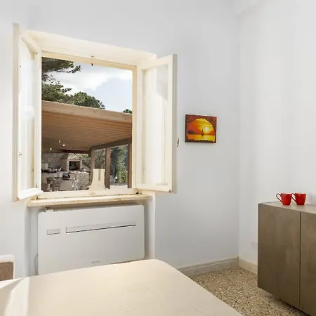 Villa Meraviglia 8, Emma