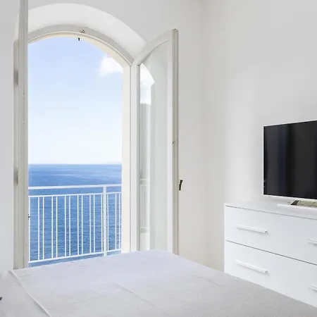 Meraviglia 8, Emma Villa